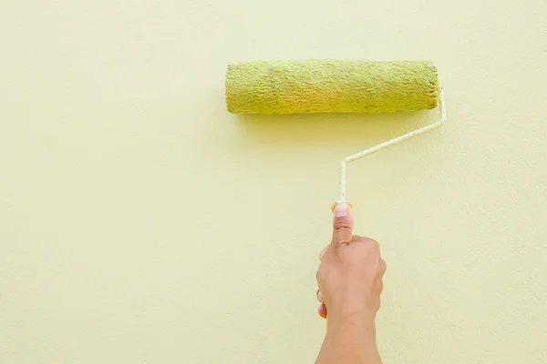 Hand schilderen muur in het groen — Stockfoto