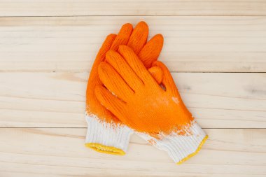 Ahşap arka planda eldivenler.