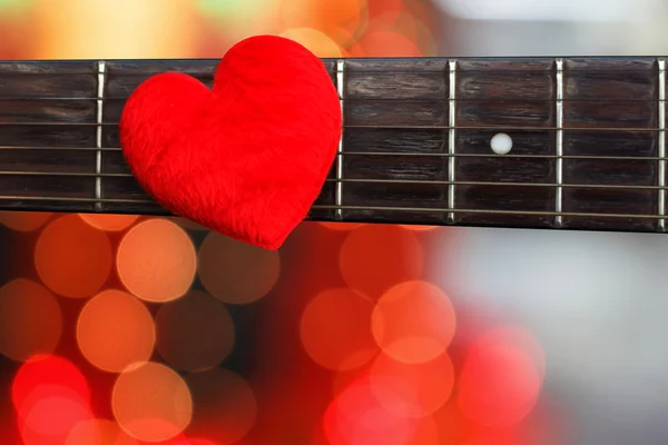 День святого Валентина фон с сердцами на винтажной гитаре — стоковое фото