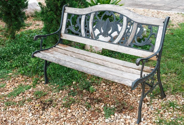 Вінтажний дерев'яний стілець в саду будинку — стокове фото