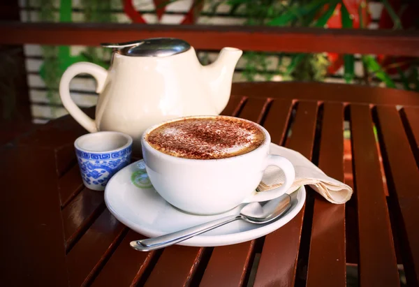 Conjunto de chaleira e xícara de café no café . — Fotografia de Stock