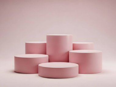 Ürün gösterimi veya sunum amaçları için piramit şeklinde düzenlenmiş minimalist pembe silindirik podyumlar