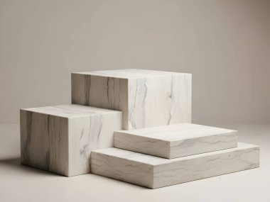 Tarafsız bir zemin üzerinde çeşitli boyutlarda zarif mermer bloklar, ürün gösterimi veya dekoratif ilham için ideal