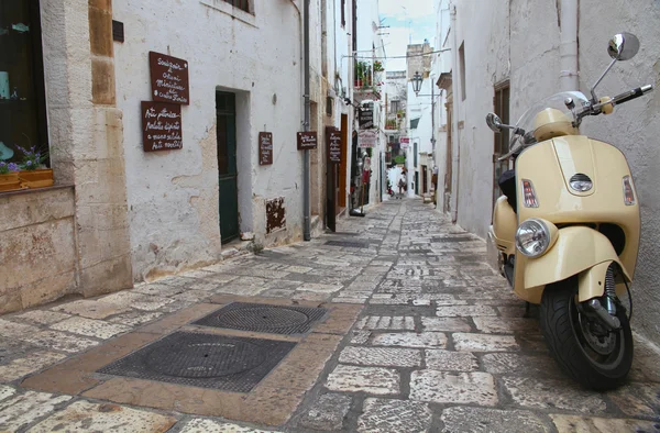 Scooter Vintage estacionado en una típica calle estrecha y antigua en Italia — Foto de Stock