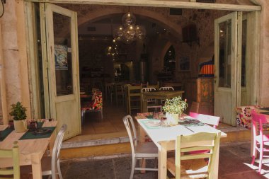 Kafeler ve restoranlar ile Yunanistan 'da antik sokak