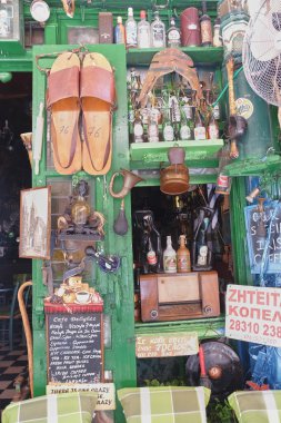 Kafeler ve restoranlar ile Yunanistan 'da antik sokak