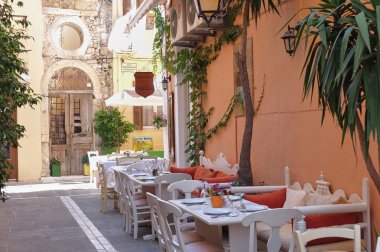 Kafeler ve restoranlar ile Yunanistan 'da antik sokak