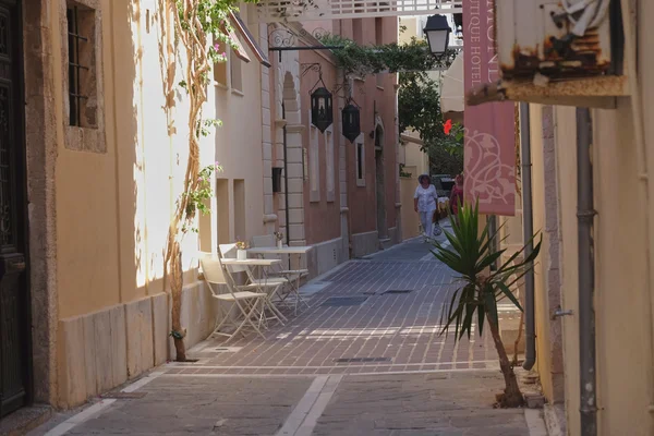 Antigua calle en Grecia con cafeterías y restaurantes — Foto de Stock