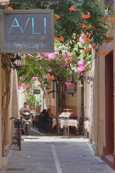 Antigua calle en Grecia con cafeterías y restaurantes — Foto de Stock