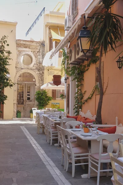 Antigua calle en Grecia con cafeterías y restaurantes — Foto de Stock