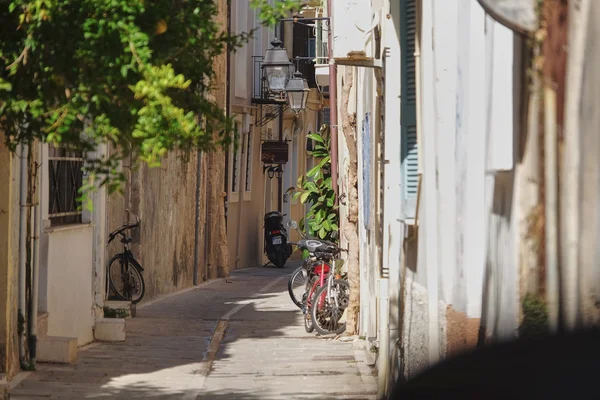 Antigua calle en Grecia con cafeterías y restaurantes — Foto de Stock