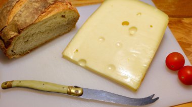 Peynir ve ekmek Domates ile