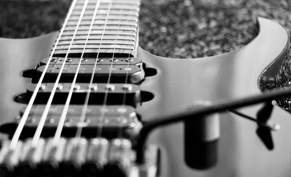 Guitarra eléctrica vintage blanco y negro — Foto de Stock