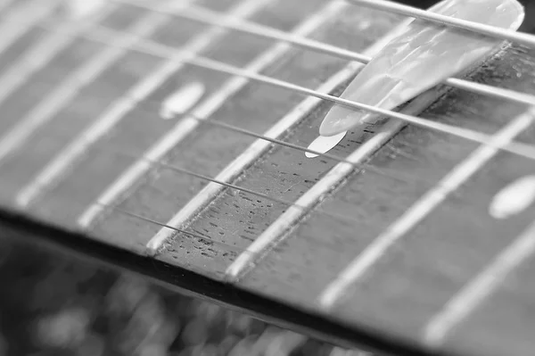Preto e branco picareta e vintage fretboard guitarra elétrica — Fotografia de Stock