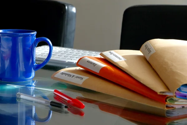 klasör yığını üstünde okul sırası klavye ile