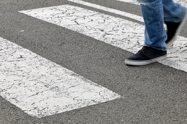 Straat - een man die een zebrapad oversteken — Stockfoto