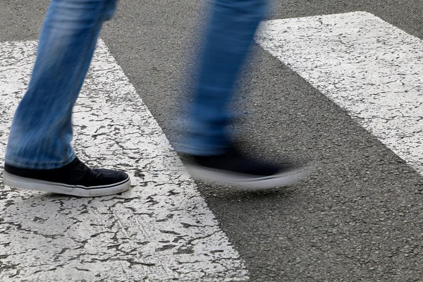Улица - человек пересекает пешеходный переход — стоковое фото