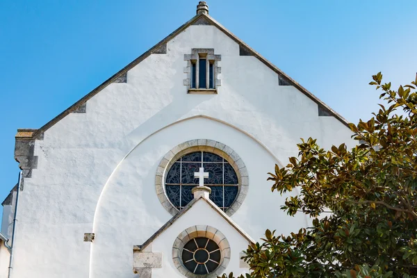 Współczesny kościół niebieski niebo — Zdjęcie stockowe