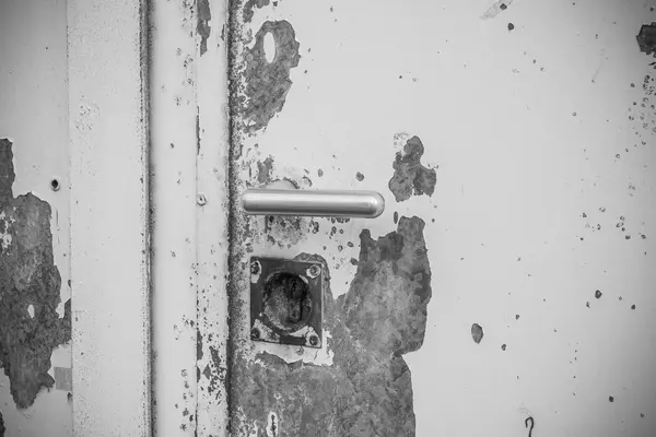 Vecchia serratura su una porta in metallo — Foto Stock