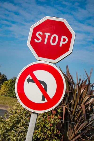 STOP και απαγόρευση της στροφή αριστερά πινακίδες — Φωτογραφία Αρχείου