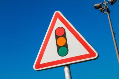 uyarı işareti resmi olan bir trafik işareti