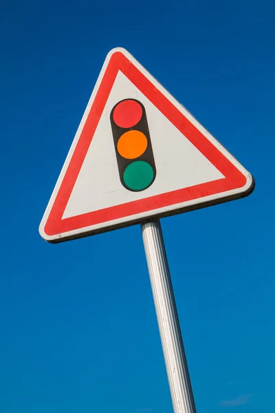Προειδοποιητική πινακίδα με μια εικόνα ενός σήματος κυκλοφορίας — Φωτογραφία Αρχείου