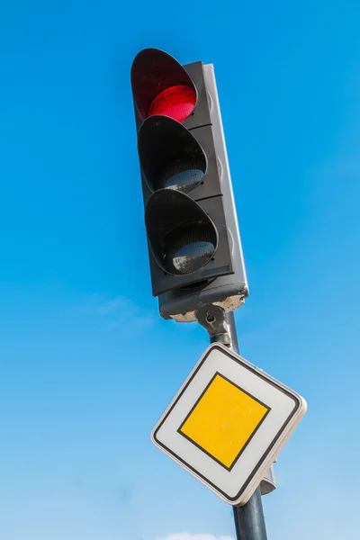 Feu rouge avec signalisation routière prioritaire — Photo