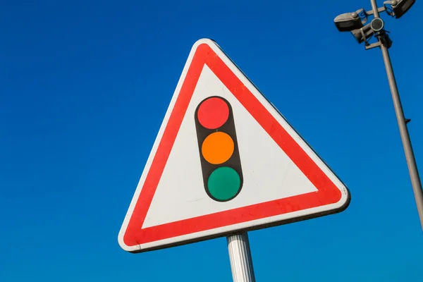 Waarschuwingsbord met een foto van een signaal van het verkeer — Stockfoto