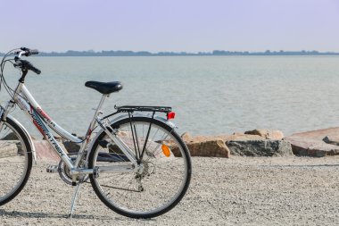 denizin kenarında durağında bisikletle tatil turist olurken