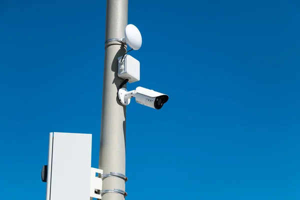 Cámaras de seguridad en pilón de la calle — Foto de Stock