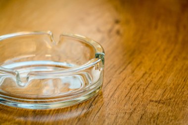 ahşap bir masa üzerinde boş kül tablası