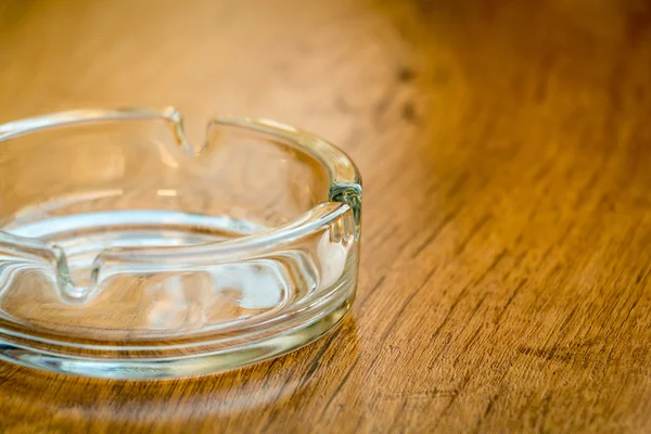 ahşap bir masa üzerinde boş kül tablası