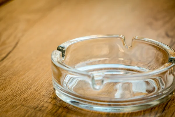 Lege asbak op een houten tafel — Stockfoto