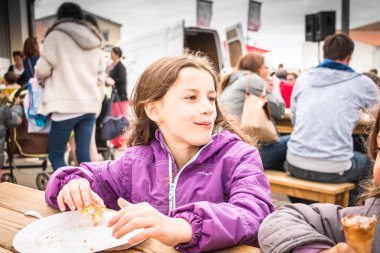 küçük kız bir şeker gözleme yiyor