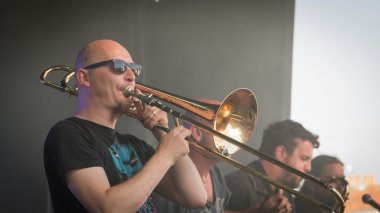 tromboncu bir rock konseri için