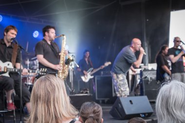 bir rock konseri sırasında genel