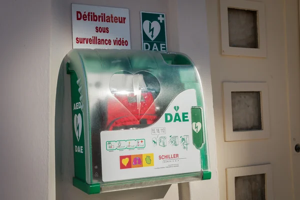 Automatic defibrillator on the bitch — Stock Photo, Image