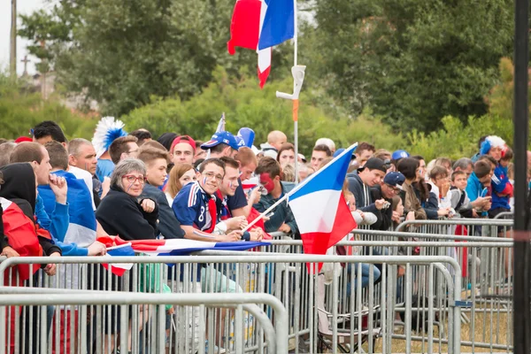 Atmosfär av fotbollsfan i en fläkt zon under finalen i den — Stockfoto