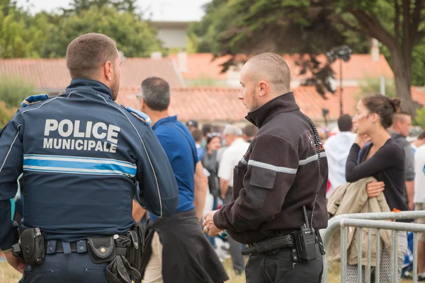 Policía municipal francesa vigilando al público — Foto de Stock