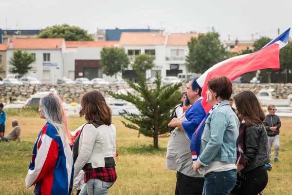 Ambiente de los aficionados al fútbol en una zona de fans durante la final de la —  Fotos de Stock