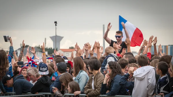 Suasana penggemar sepak bola di zona penggemar selama final — Stok Foto