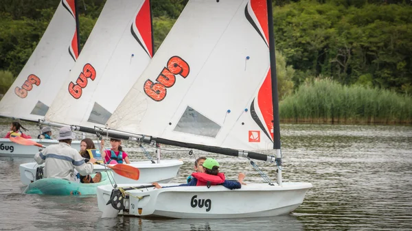 Kinderen zeilboot — Stockfoto