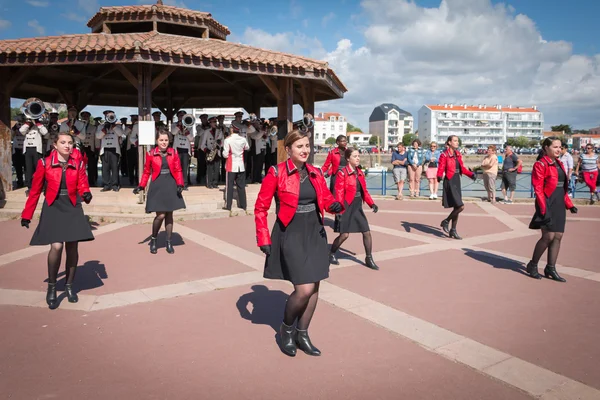 Fanfarria bailando en la calle —  Fotos de Stock