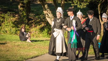 çift geleneksel dans bir gösteri için evlendi