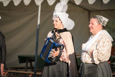 Fransa'nın batısında geleneksel akordiyonist