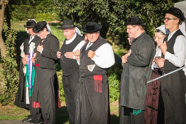 Los hombres bailan en traje típico —  Fotos de Stock