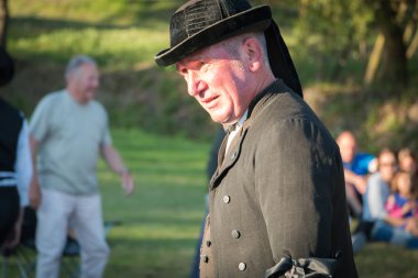 geleneksel kıyafetlerini giymiş adam