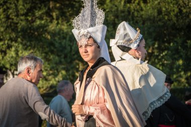 geleneksel kıyafetlerini giymiş kadın