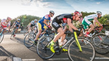 tam hızda bir köşede profesyonel bisikletçi