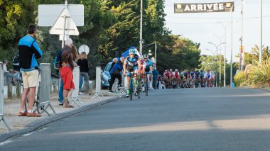 bir gece yarışı sırasında sürünün önünde bisikletçi kafa